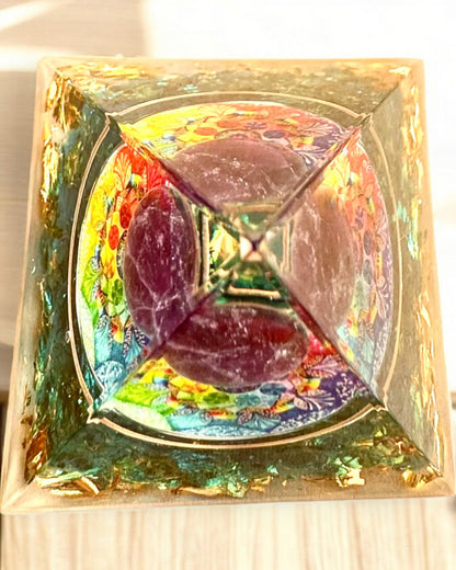 Orgonitische Energiepiramide "Mystic Aura"