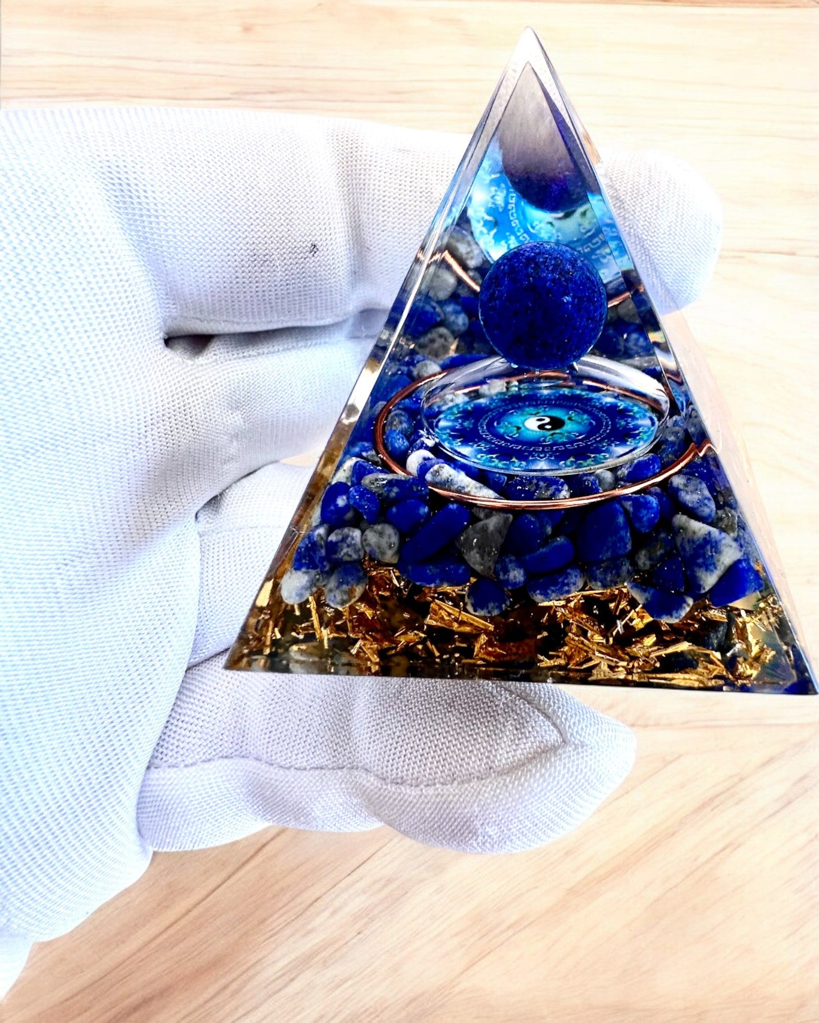 Orgonitische Energiepiramide "Zenith" met Lapis Lazuli, ideaal als cadeau