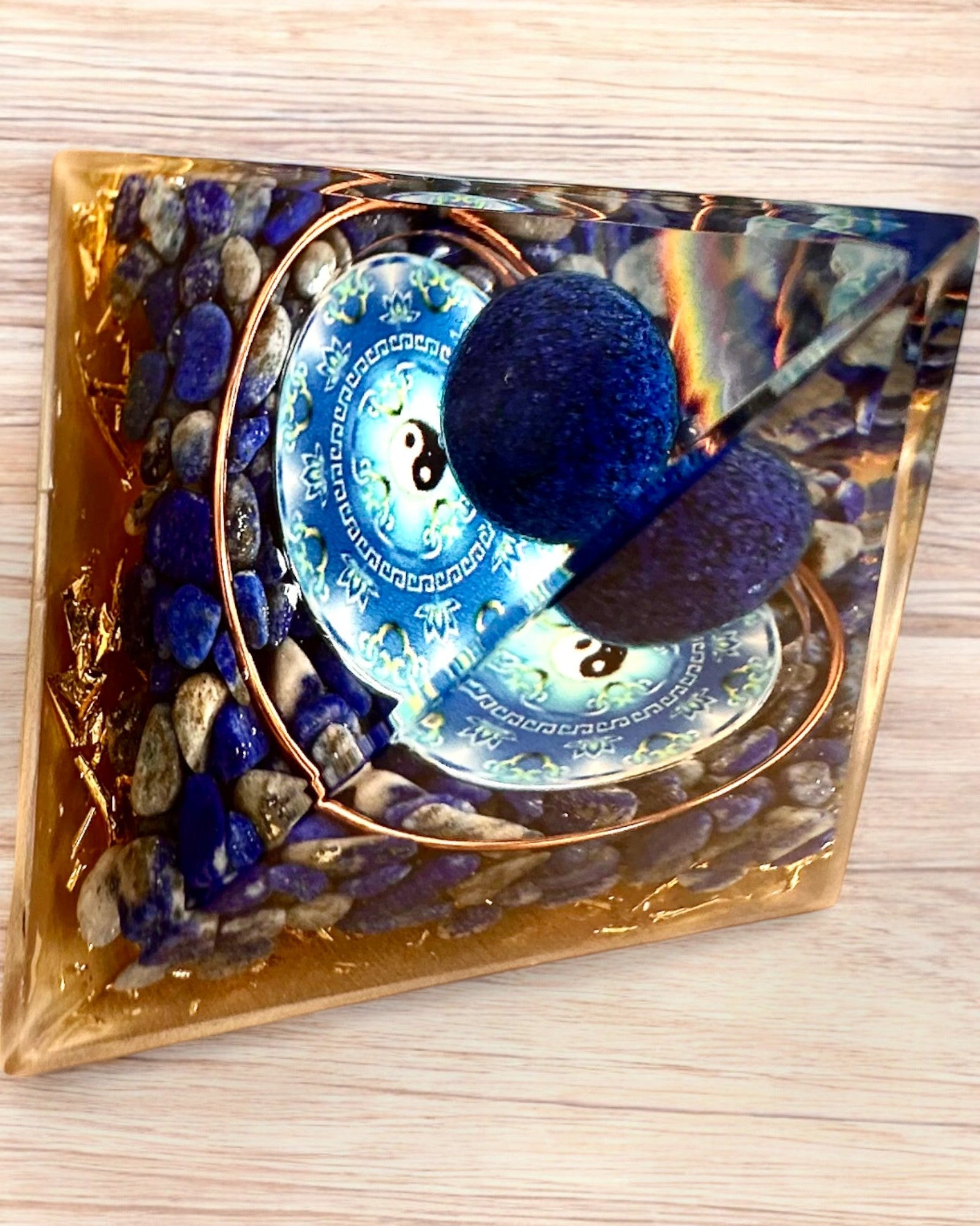 Orgonitische Energiepiramide "Zenith" met Lapis Lazuli, ideaal als cadeau