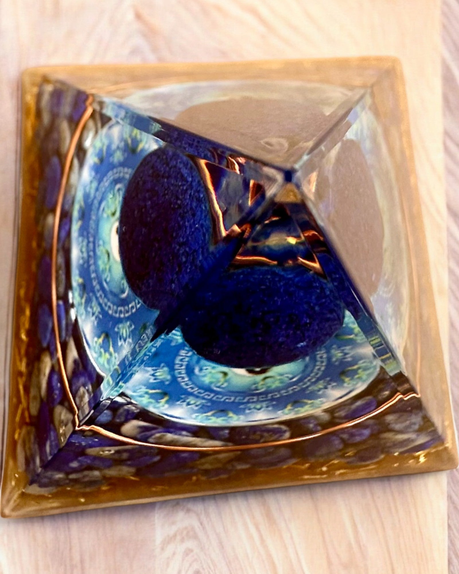 Orgonitische Energiepiramide "Zenith" met Lapis Lazuli, ideaal als cadeau
