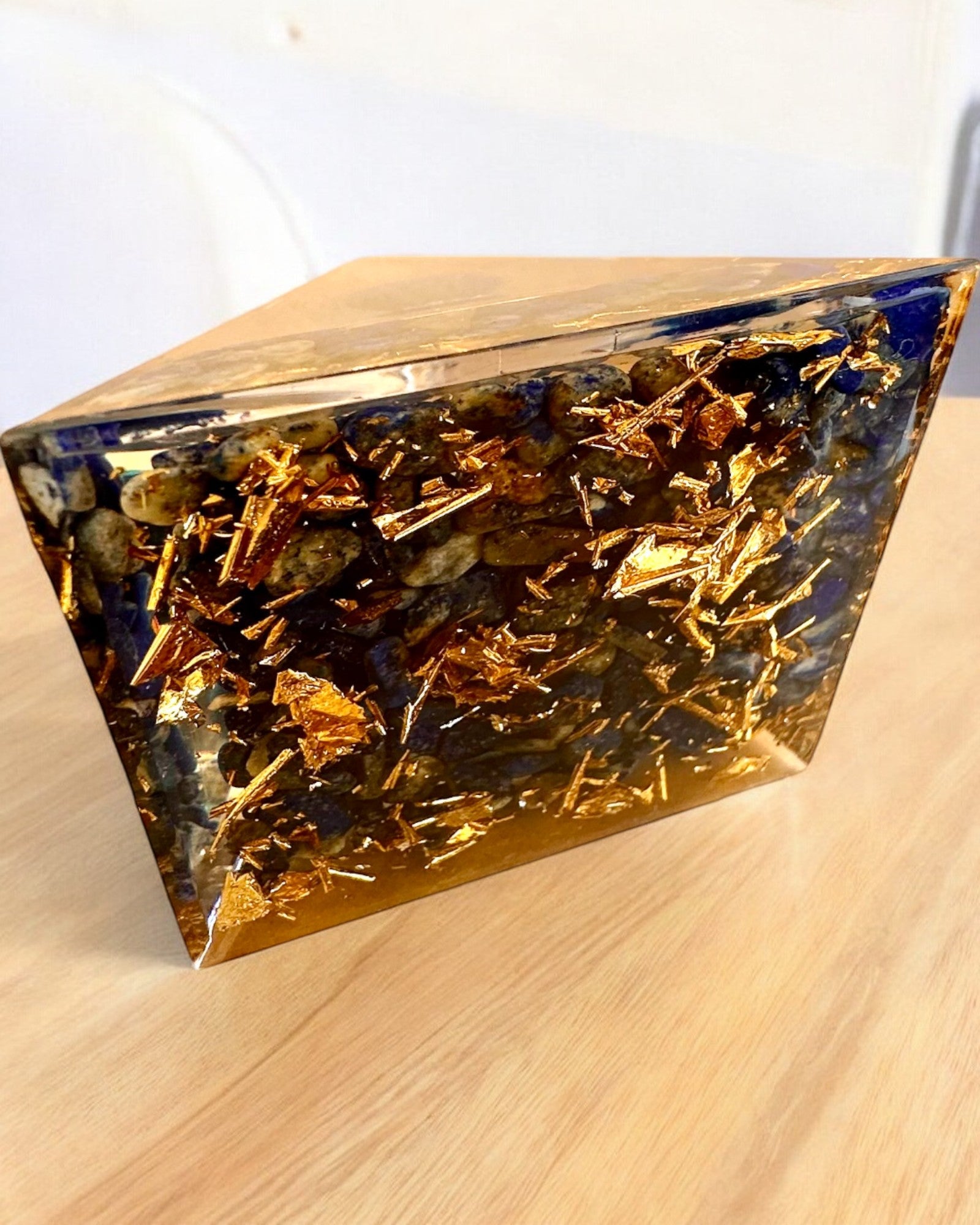 Orgonitische Energiepiramide "Zenith" met Lapis Lazuli, ideaal als cadeau