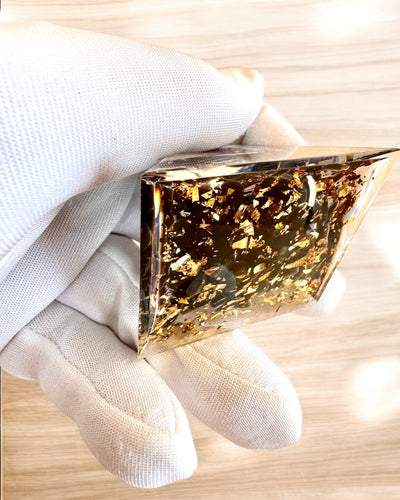 Orgonitische Energiepiramide van Kosmische Energie - Amulet met Amethist en Spaanders