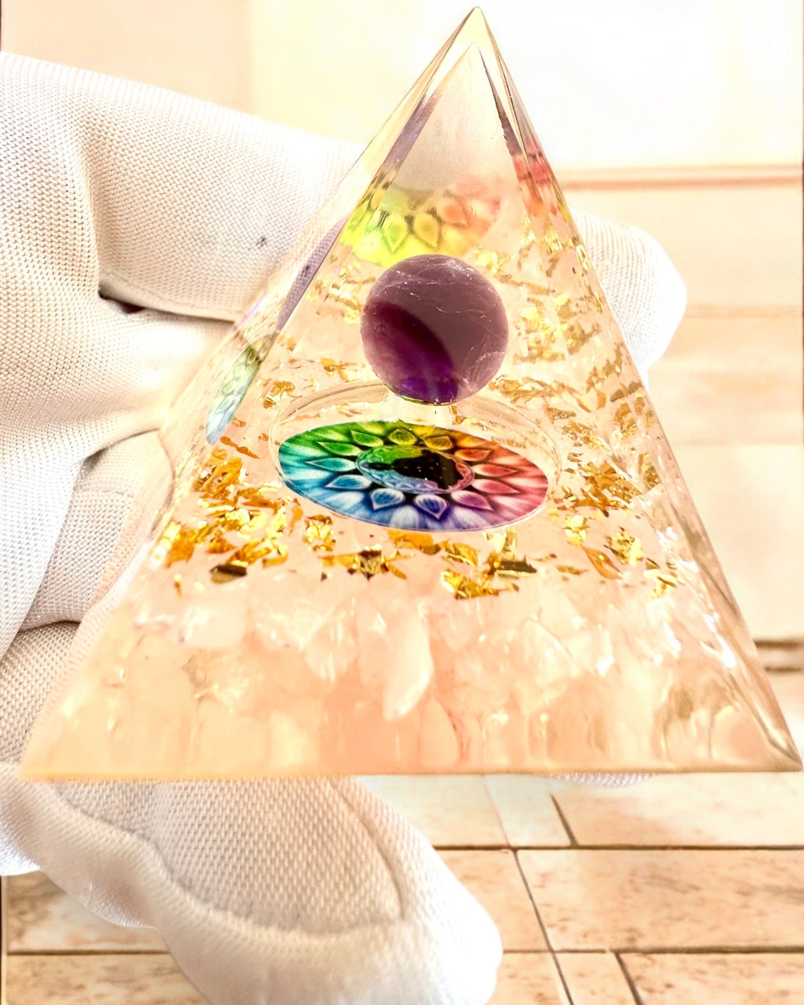 Orgonitische Energiepiramide "Harmonie van Licht" - Kristallen, als cadeau