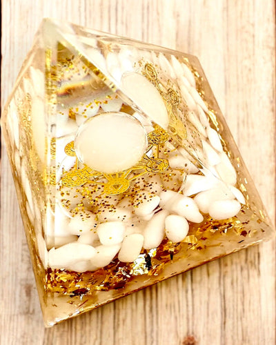 Orgonitische Energie Piramide met Witte Stenen - "Golden Harmony", ideaal als cadeau