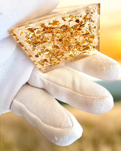 Orgonitische Energie Piramide met Witte Stenen - "Golden Harmony", ideaal als cadeau