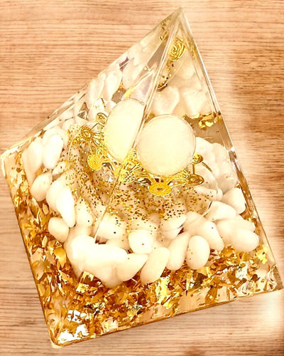 Orgonitische Energie Piramide met Witte Stenen - "Golden Harmony", ideaal als cadeau