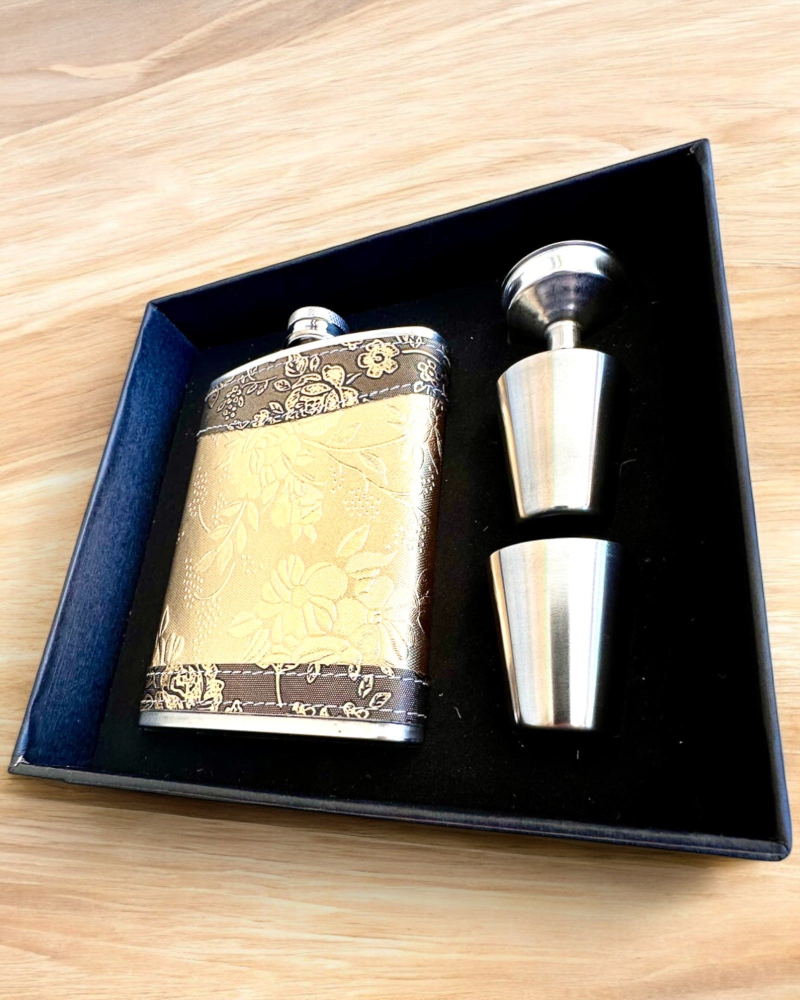 Elegante heupfles "Golden Rose" met set glazen, personalisatie met gravure als cadeau