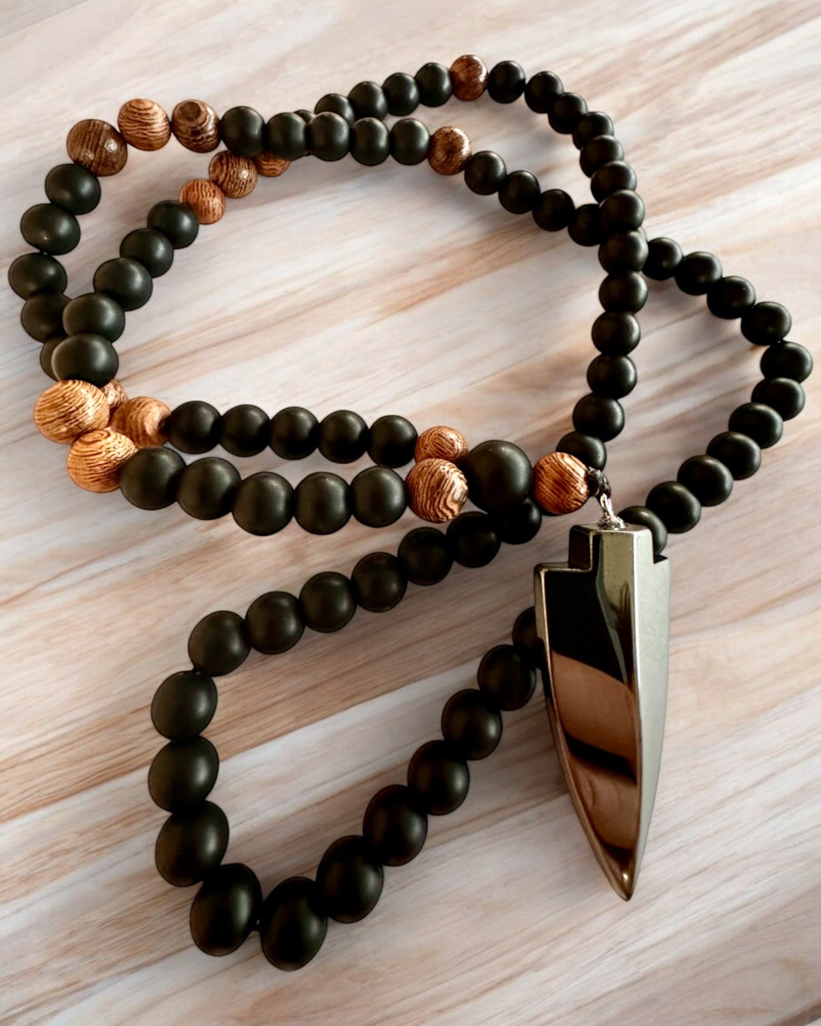 Strzała Mocy – Ketting met Zwarte Obsidiaan en Houten Kralen, personalisatie met gravure als cadeau