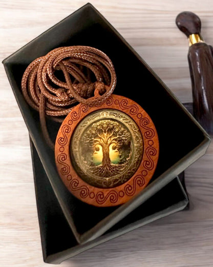 Amulet van het Leven "Stamboom" - Handgemaakte Houten en Glazen Ketting, mogelijkheid tot personalisatie met gravure als cadeau