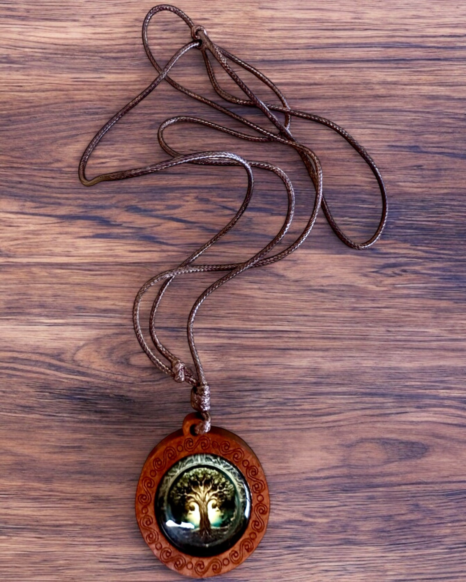 Amulet van het Leven "Stamboom" - Handgemaakte Houten en Glazen Ketting, mogelijkheid tot personalisatie met gravure als cadeau