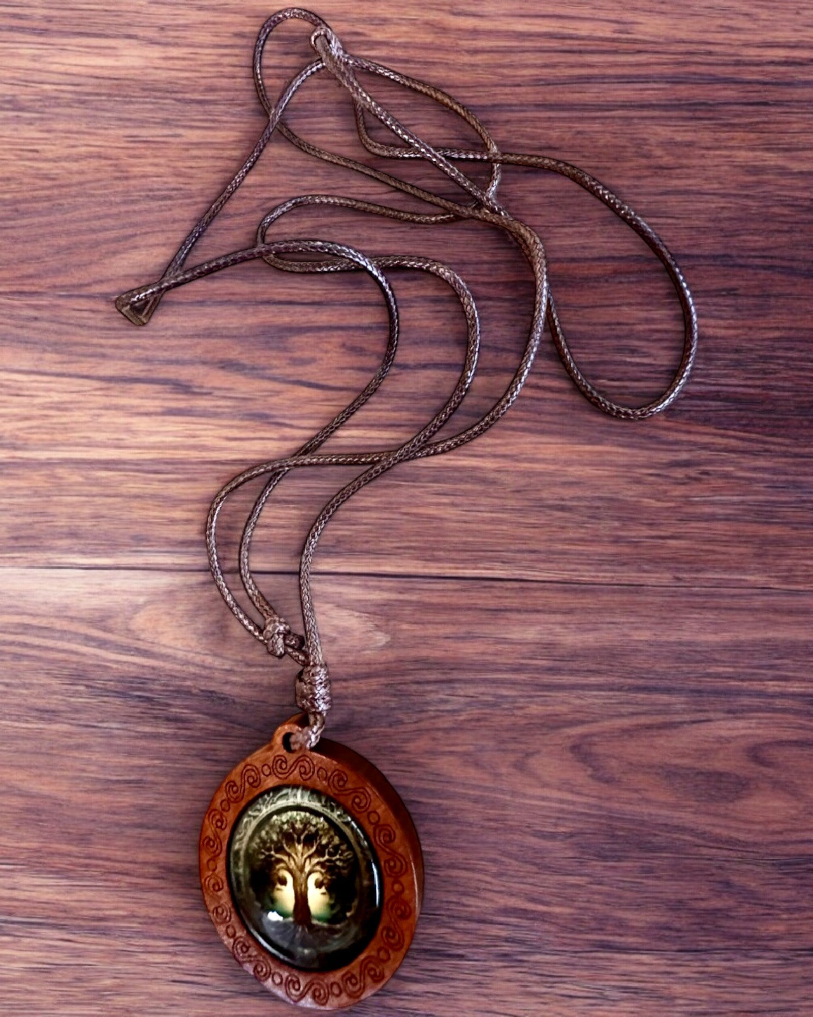 Amulet van het Leven "Stamboom" - Handgemaakte Houten en Glazen Ketting, mogelijkheid tot personalisatie met gravure als cadeau