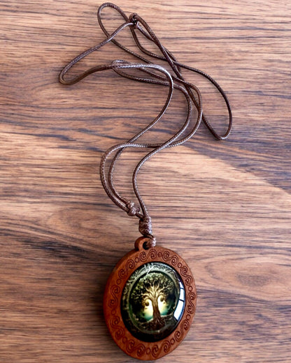 Amulet van het Leven "Stamboom" - Handgemaakte Houten en Glazen Ketting, mogelijkheid tot personalisatie met gravure als cadeau