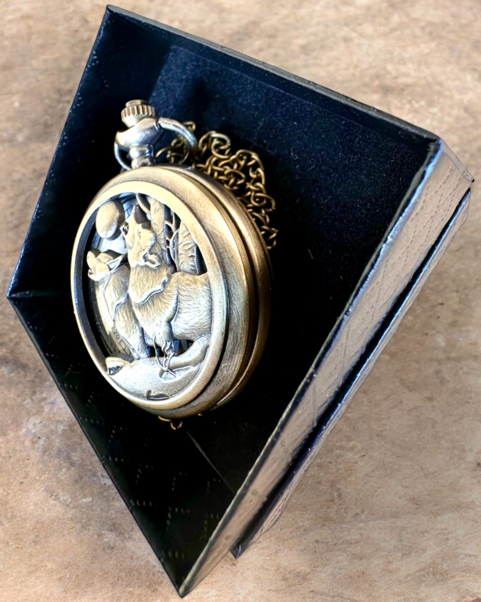 „Luna Wolf” – Stijlvolle Zakhorloge met Wolven, mogelijkheid tot personalisatie met gravure als cadeau