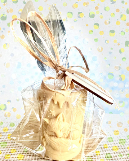 Sojakaars Wintervos, 7,5 cm hoog, handgegoten sojakaars met een schattige slapende vos, personaliseerbaar met een gravure op het plaatje