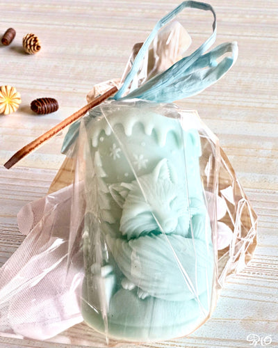 Sojakaars Wintervos, 7,5 cm hoog, handgegoten sojakaars met een schattige slapende vos, personaliseerbaar met een gravure op het plaatje