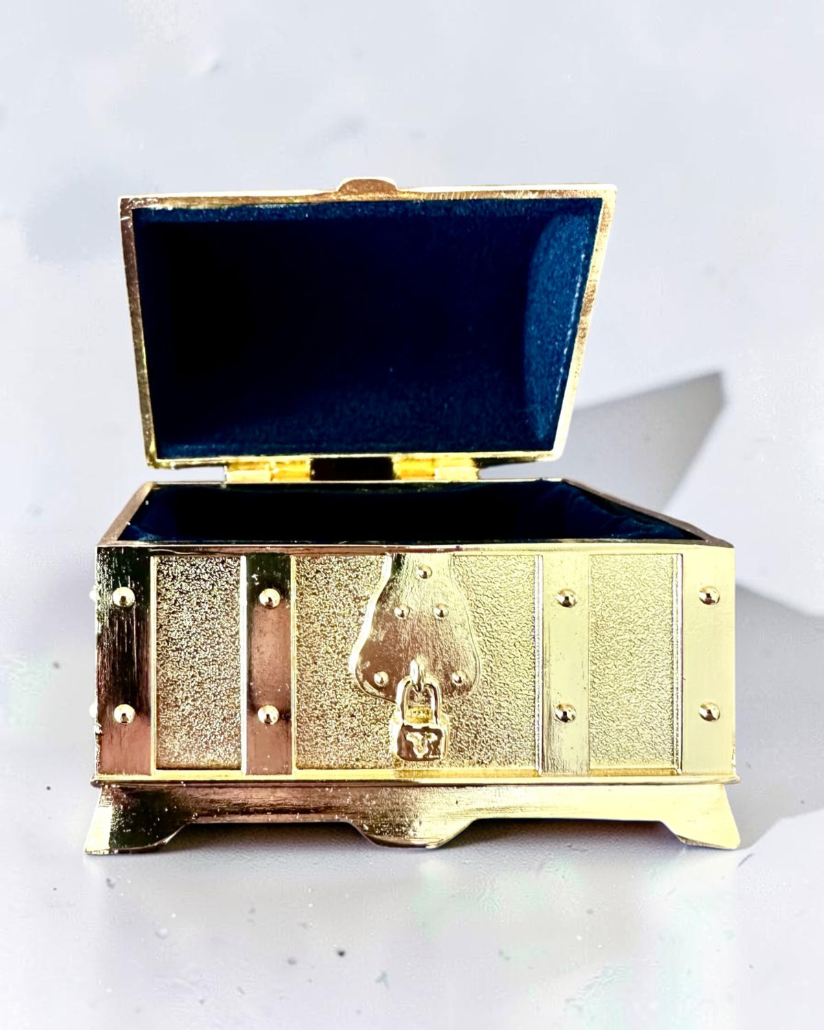 Metalen retro schatkist met gravure - zilverkleurig kistje 7x5x5 cm