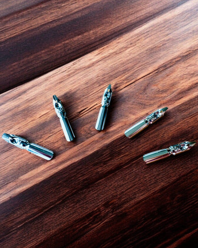 Kaligrafiepen "Steampunk Elegantie" met Kalkoenveer - Handgemaakt 5 varianten om uit te kiezen, personalisatie met gravure als cadeau