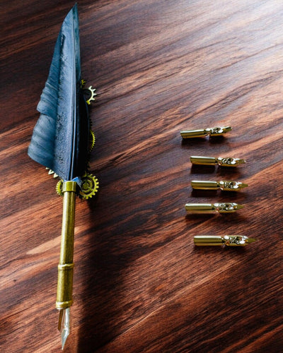 Kaligrafiepen "Steampunk Elegantie" met Kalkoenveer - Handgemaakt 5 varianten om uit te kiezen, personalisatie met gravure als cadeau