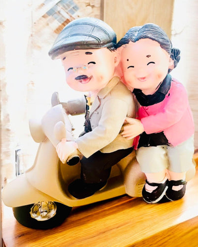 Decoratief beeldje Verliefden op een scooter - personalisatie met gravure als cadeau
