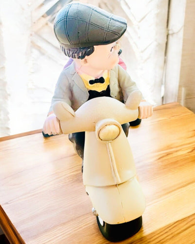 Decoratief beeldje Verliefden op een scooter - personalisatie met gravure als cadeau