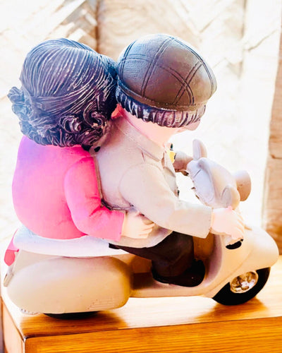 Decoratief beeldje Verliefden op een scooter - personalisatie met gravure als cadeau