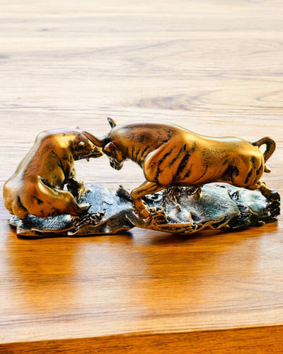 "Starcie Byka z Niedźwiedziem" - Koperen-rood beeldhouwwerk met graveeroptie