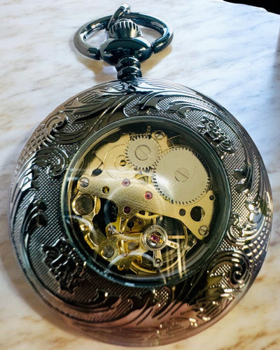 Zakhorloge "Equus Tempus" - Zwart met Paardenmotief, mogelijkheid tot personalisatie met gravure - zwarte wijzerplaat