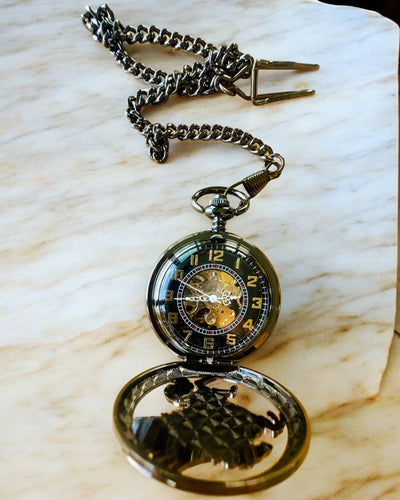 Zakhorloge "Equus Tempus" - Zwart met Paardenmotief, mogelijkheid tot personalisatie met gravure - zwarte wijzerplaat