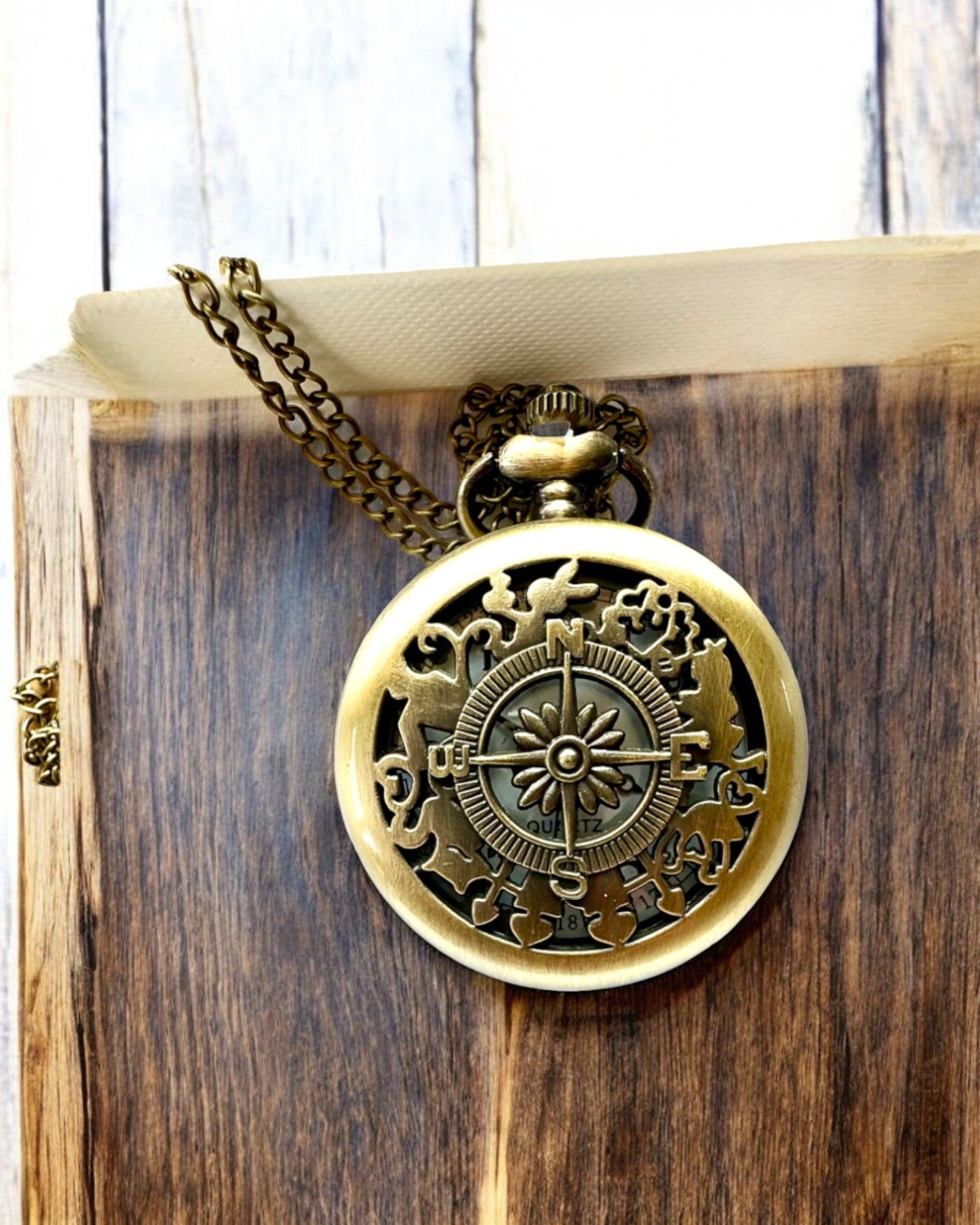 Ouderwetse Zakhorloge met Kompasmotief en Ketting, Kwarts, personalisatie met gravure