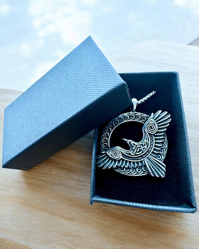 Amulet van de Stalen Valk - Ketting met gravure, geïnspireerd door Keltische kunst, als cadeau