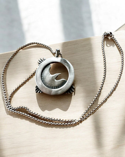 Amulet van de Stalen Valk - Ketting met gravure, geïnspireerd door Keltische kunst, als cadeau