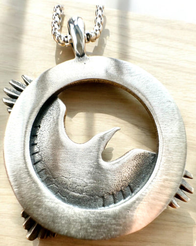 Amulet van de Stalen Valk - Ketting met gravure, geïnspireerd door Keltische kunst, als cadeau