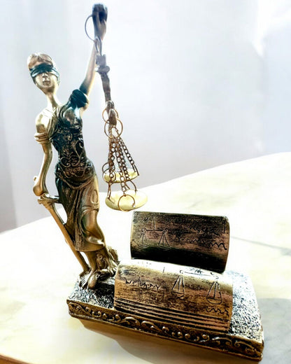 Statuet "Justicia 2" - Godin van de Rechtvaardigheid – Artistieke Decoratie voor op de Plank, Ambacht van Hars, personalisatie met gravure