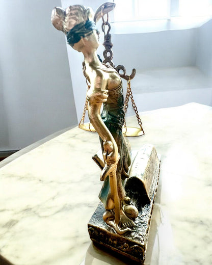 Statuet "Justicia 2" - Godin van de Rechtvaardigheid – Artistieke Decoratie voor op de Plank, Ambacht van Hars, personalisatie met gravure