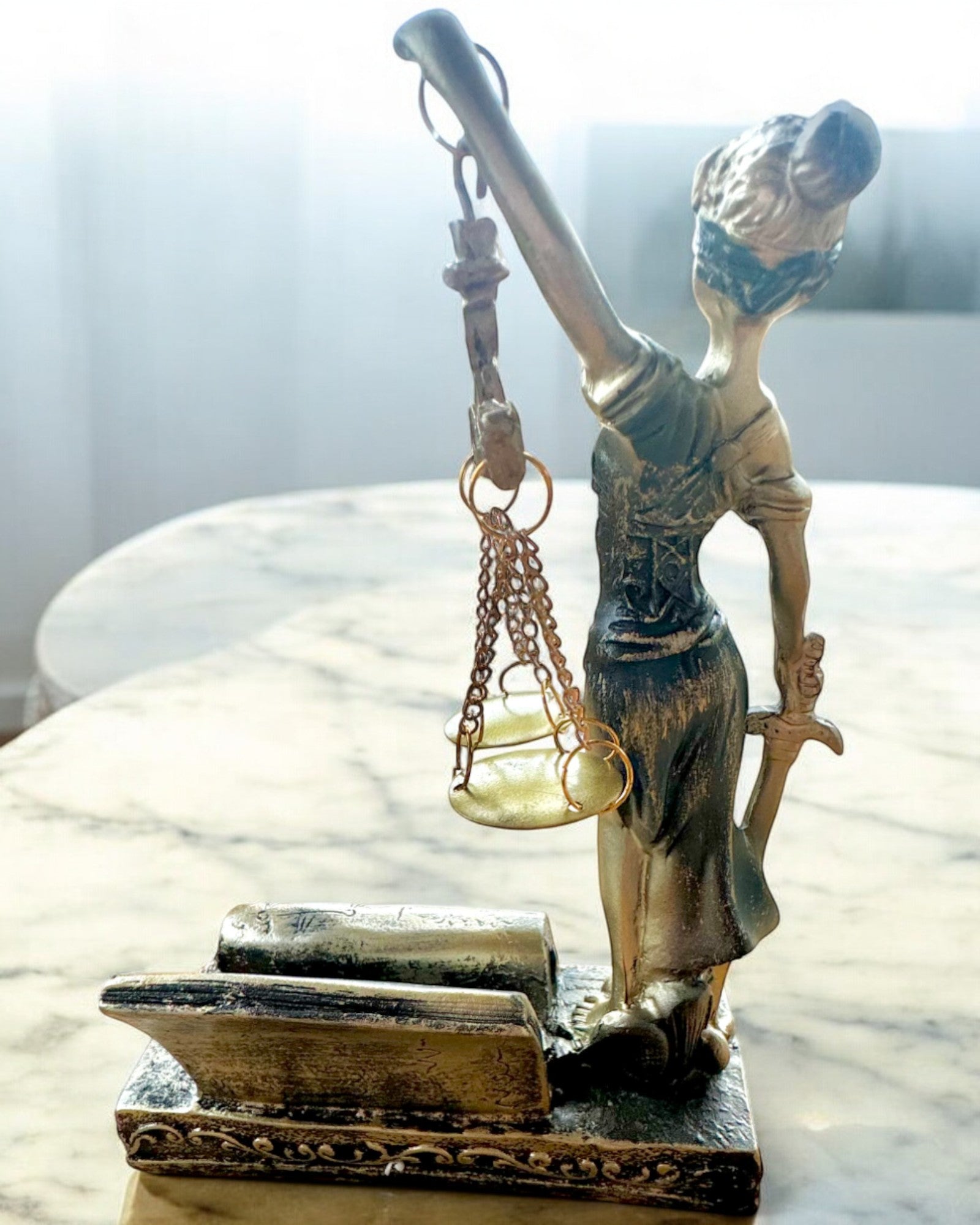 Statuet "Justicia 2" - Godin van de Rechtvaardigheid – Artistieke Decoratie voor op de Plank, Ambacht van Hars, personalisatie met gravure