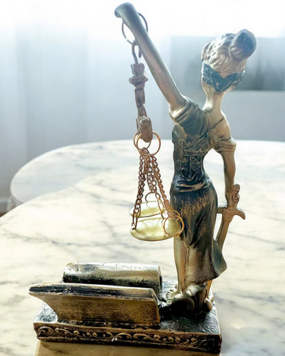 Statuet "Justicia 2" - Godin van de Rechtvaardigheid – Artistieke Decoratie voor op de Plank, Ambacht van Hars, personalisatie met gravure