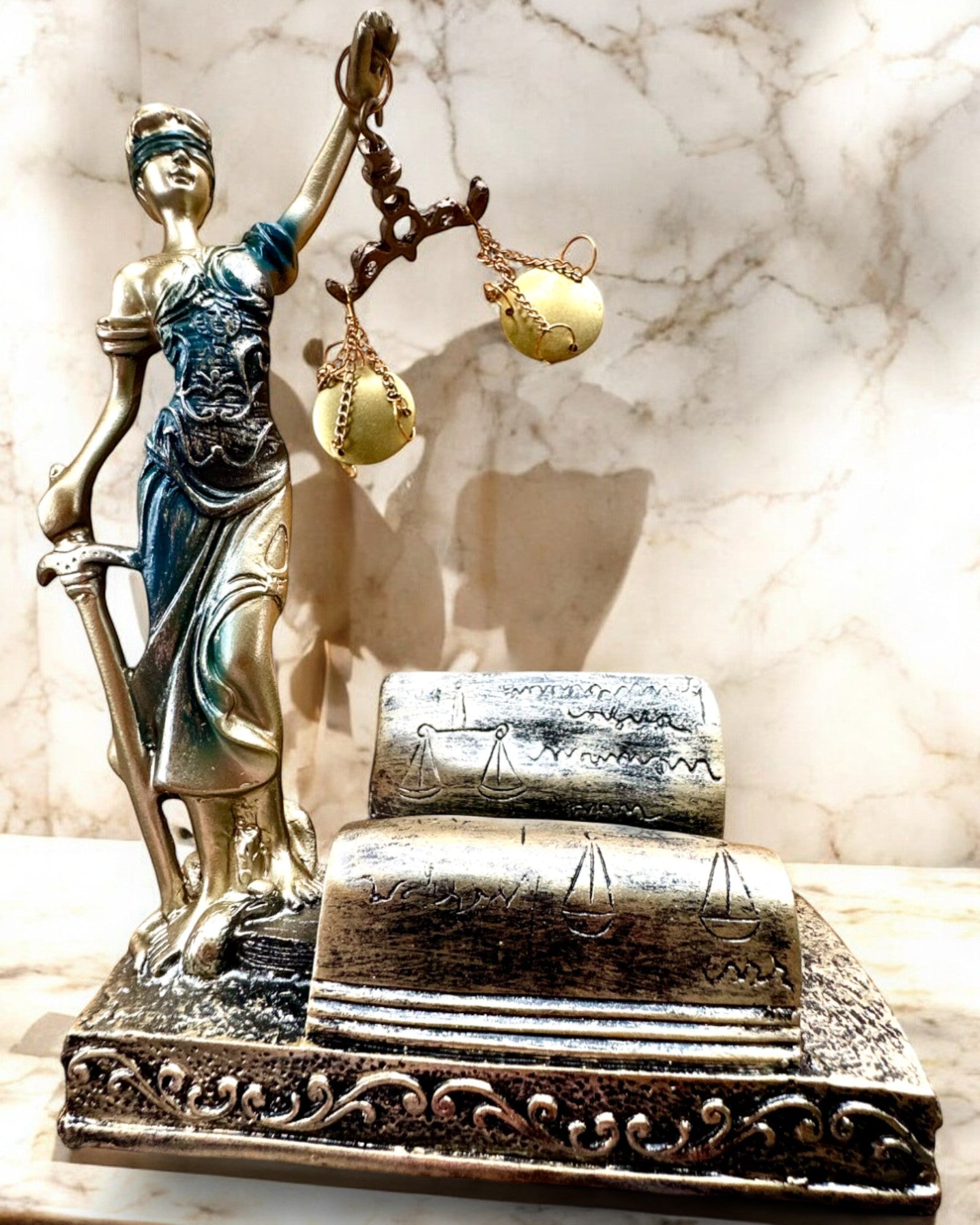 Statuet "Justicia 2" - Godin van de Rechtvaardigheid – Artistieke Decoratie voor op de Plank, Ambacht van Hars, personalisatie met gravure