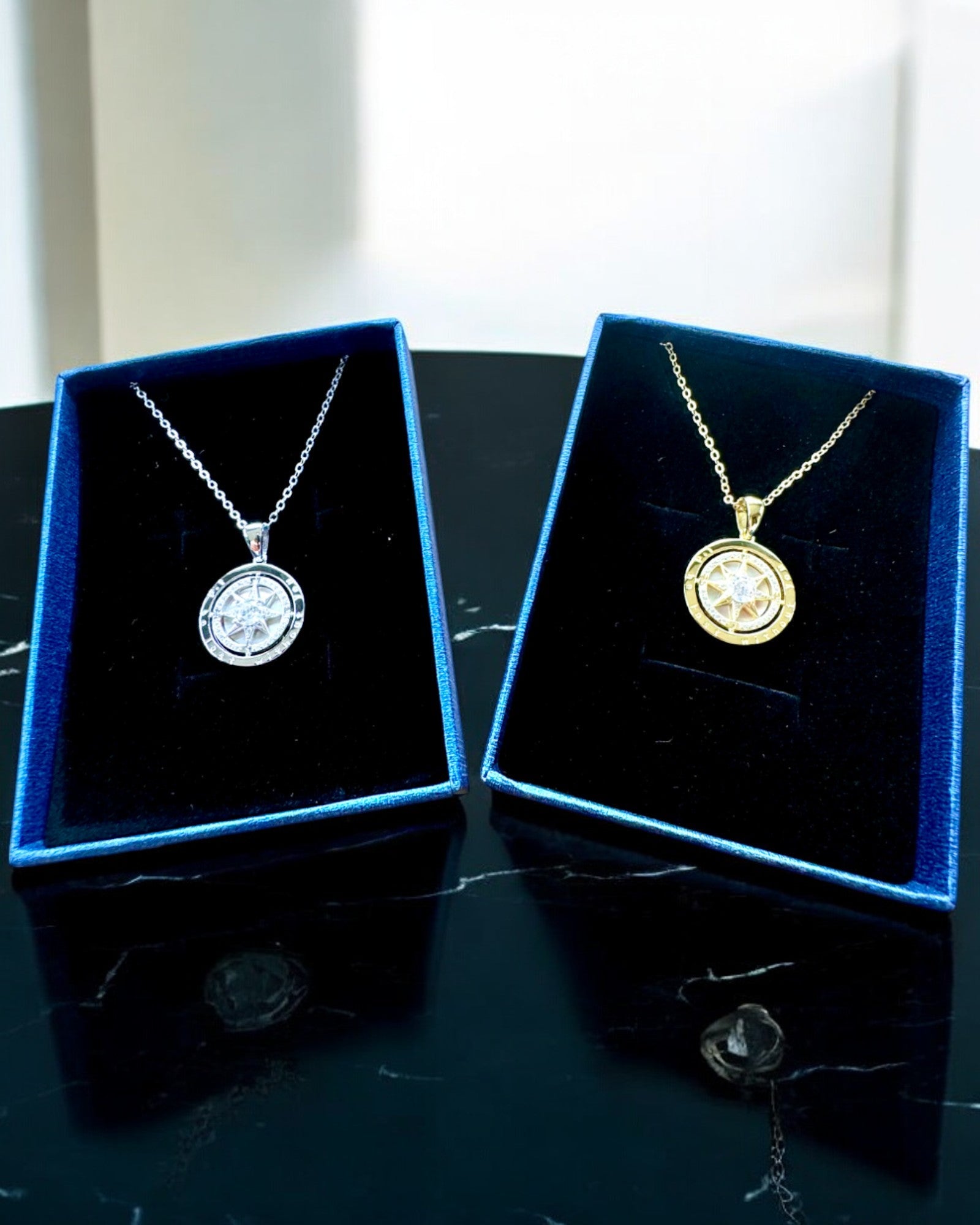 Kompas Ketting "Sterrenrichting", personalisatie mogelijk met gravure, 2 kleuropties beschikbaar