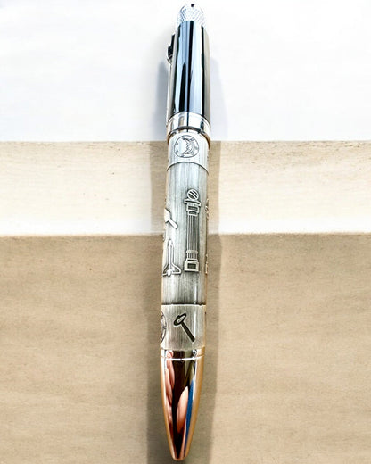 Elegante Pen "Mistrzowska Harmonia" met Graveeroptie - Symbolische Motieven, Oud Zilver, mogelijkheid tot personalisatie met gravure als cadeau