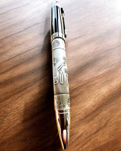 Elegante Pen "Mistrzowska Harmonia" met Graveeroptie - Symbolische Motieven, Oud Zilver, mogelijkheid tot personalisatie met gravure als cadeau