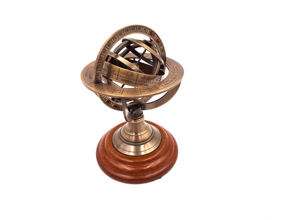 Decoratief messing astrolabium op houten voet met mogelijkheid tot personalisatie door gravure