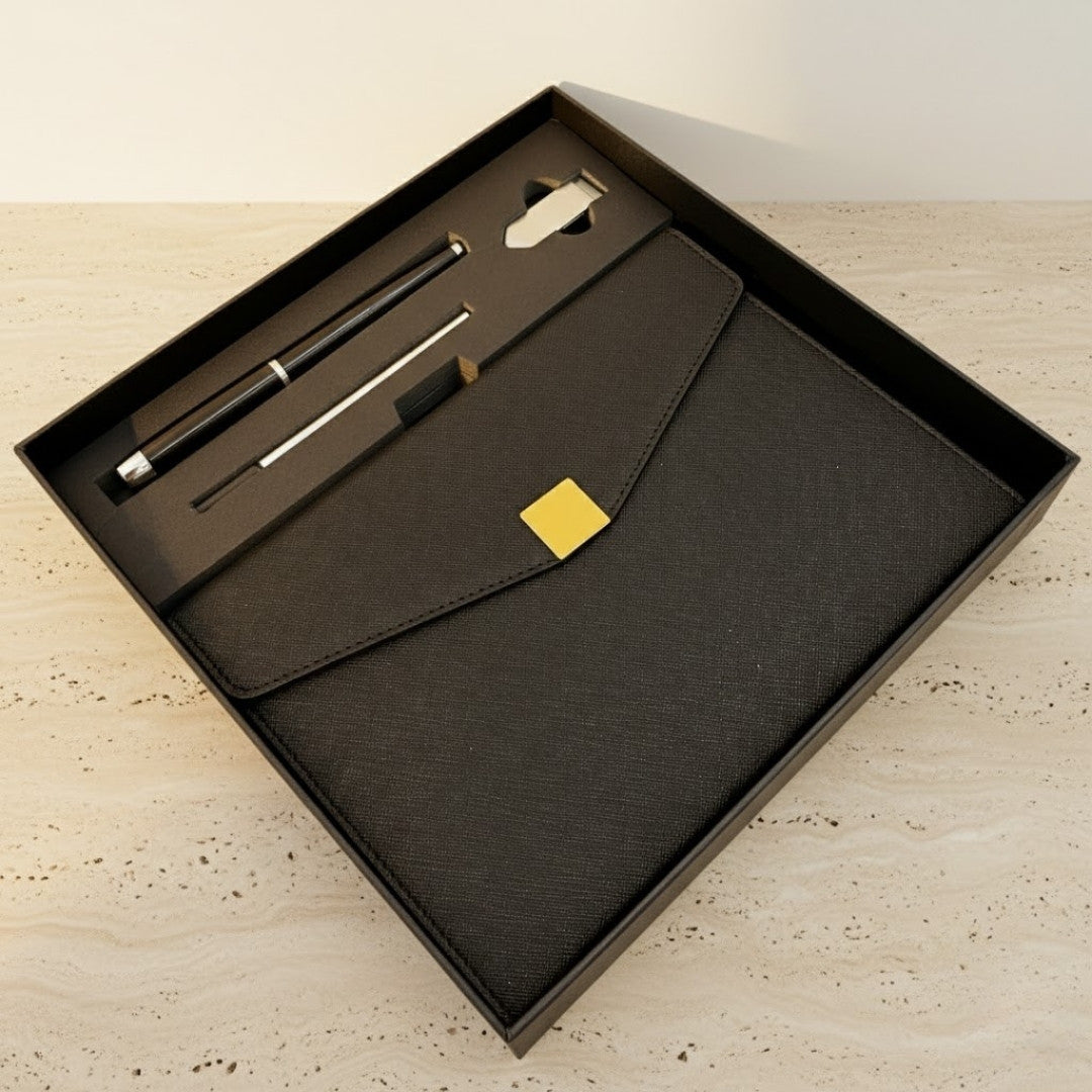 Elegante premium cadeauset met personalisatie – leren A5-notitieboek, pen en USB-stick 16GB in zwart-gouden doos