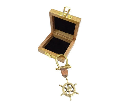 Sleutelhanger Stuurwiel BN-2156 van messing in een elegante houten doos