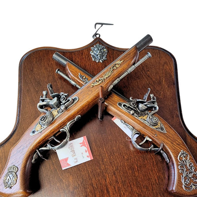Replica’s van 2 vuursteenpistolen op een hanger – om aan de muur te hangen – TR-237