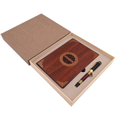 Exclusieve premium geschenkset A5-notitieboek met houten omslag en pen – personalisatie met gravure, ideaal als cadeau voor een baas, docent of kunstenaar – donkerbruin met gouden elementen
