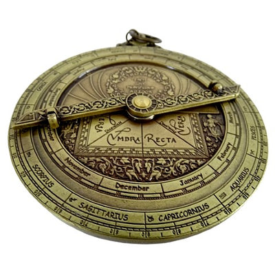 Europees astrolabium H32 – premium renaissance-replica met mogelijkheid tot personalisatie met gravure – ideaal cadeau met elegante houten voet – hoogte 12 cm, met de hand vervaardigd met oog voor detail