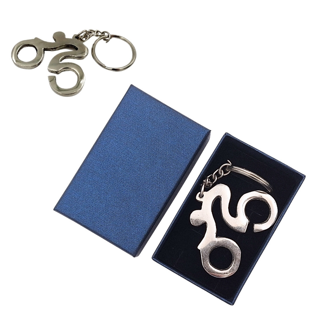 Metalen sleutelhanger fietser met mogelijkheid tot personalisatie met gravure in een elegante marineblauwe geschenkdoos