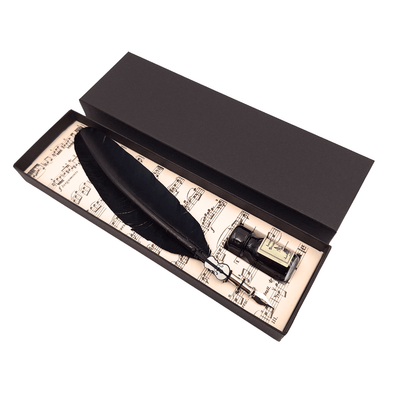 Elegante kalligrafieset met zwarte ganzenveer met penpunt, inkt en mogelijkheid tot personalisatie met gravure
