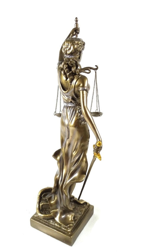 Beeldje Themis 35 cm met mogelijkheid tot personalisatie met gravure - elegant cadeau voor een advocaat, rechter of juridisch adviseur, gemaakt van polyresin in goudkleur met antieke afwerking