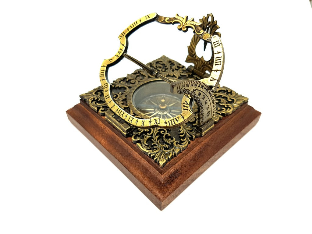 Messing zonnewijzer Habsburg H30 met mogelijkheid tot personalisatie met gravure, ideaal als cadeau, in elegante Augsburgse stijl, hoogte 10 cm, op houten voet